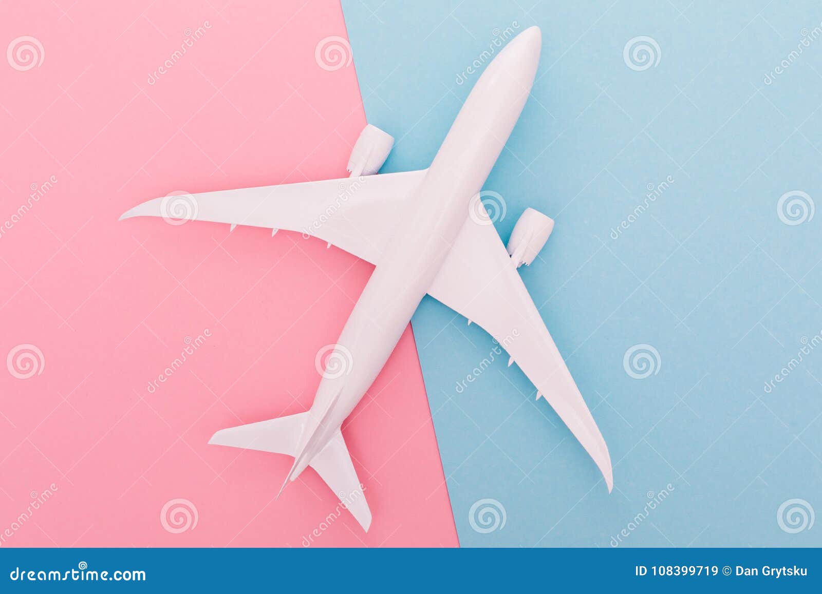 Avion Miniature De Jouet Sur Le Bleu Et Le Fond Rose Voyage En L'avion Vue  Supérieure Image stock - Image du course, voyage: 108399719