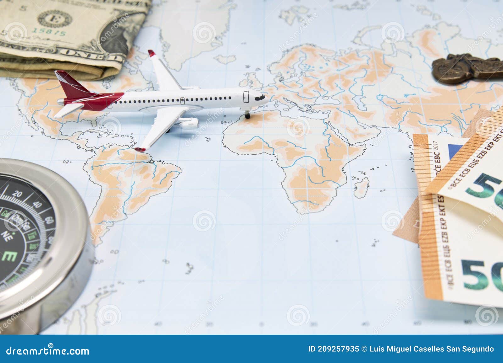 Avion Sur Une Carte Du Monde Avec Une Boussole Et Des Billets D'un Dollar  Et D'un Euro Image stock - Image du concept, commercial: 209257935