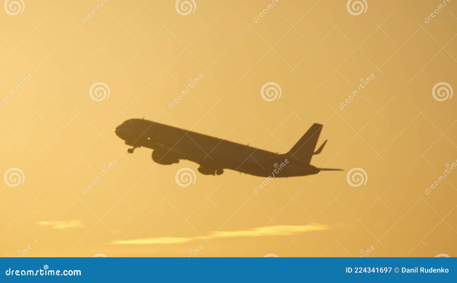 Avion Volant Dans Le Ciel Du Soir Contre La Flamme Solaire Image stock -  Image du prise, jetliner: 224341697