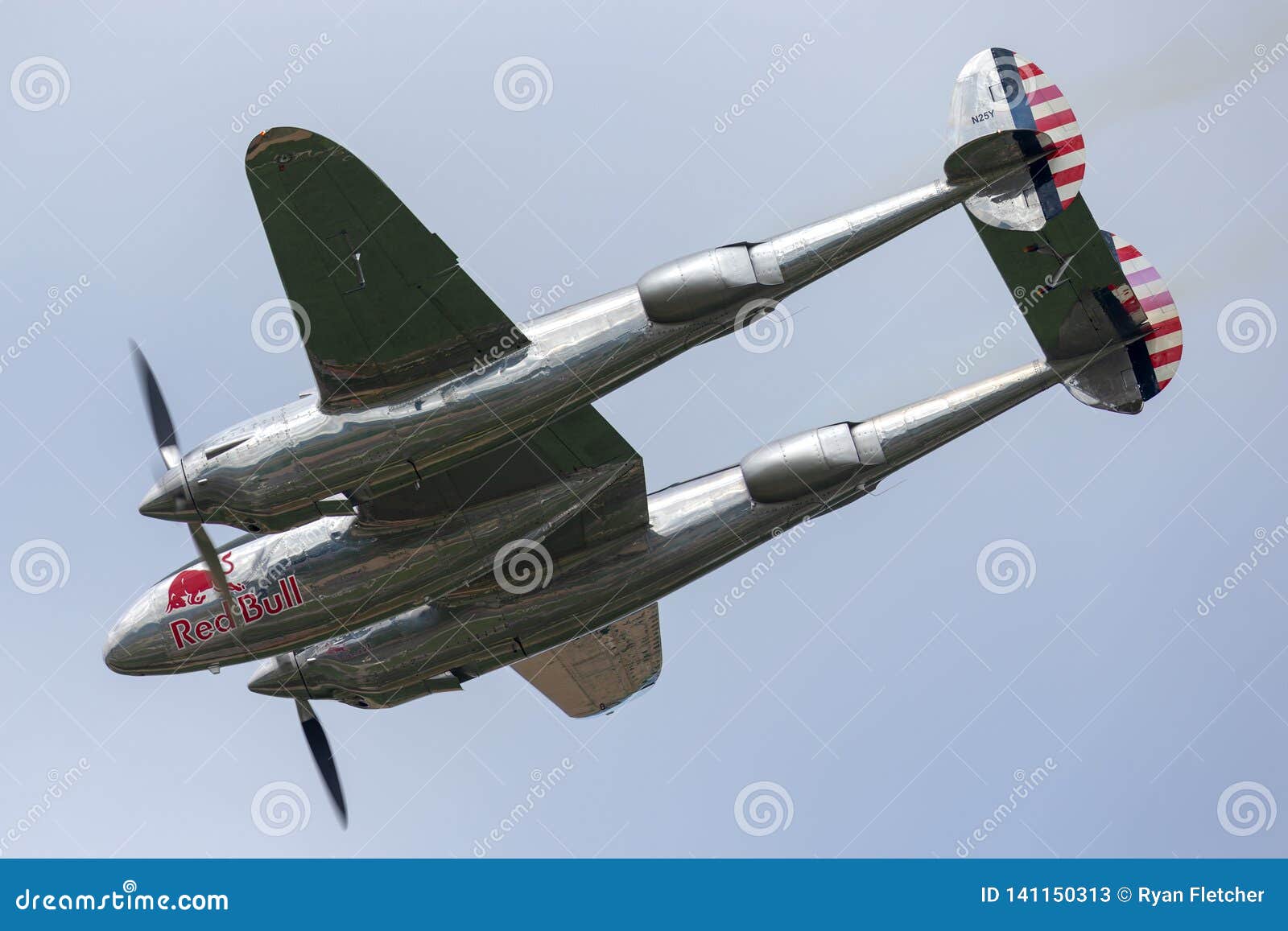 Aviones De Combate De La Segunda Guerra Mundial Del Relámpago De Lockheed  P-38 Actuados Por La Colección De Los Toros Que Vuela Foto de archivo  editorial - Imagen de militar, combatiente: 141150313