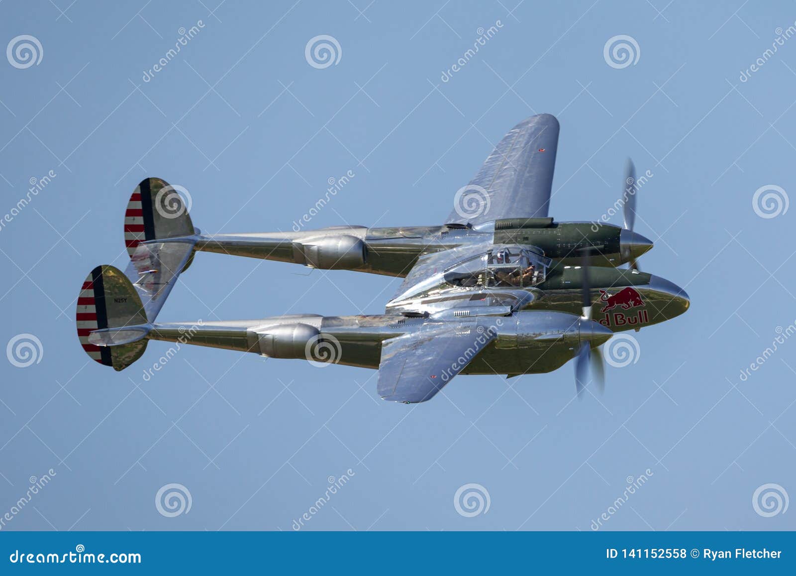 Aviones De Combate De La Segunda Guerra Mundial Del Relámpago De Lockheed  P-38 Actuados Por La Colección De Los Toros Que Vuela Foto de archivo  editorial - Imagen de segundo, septiembre: 141152558