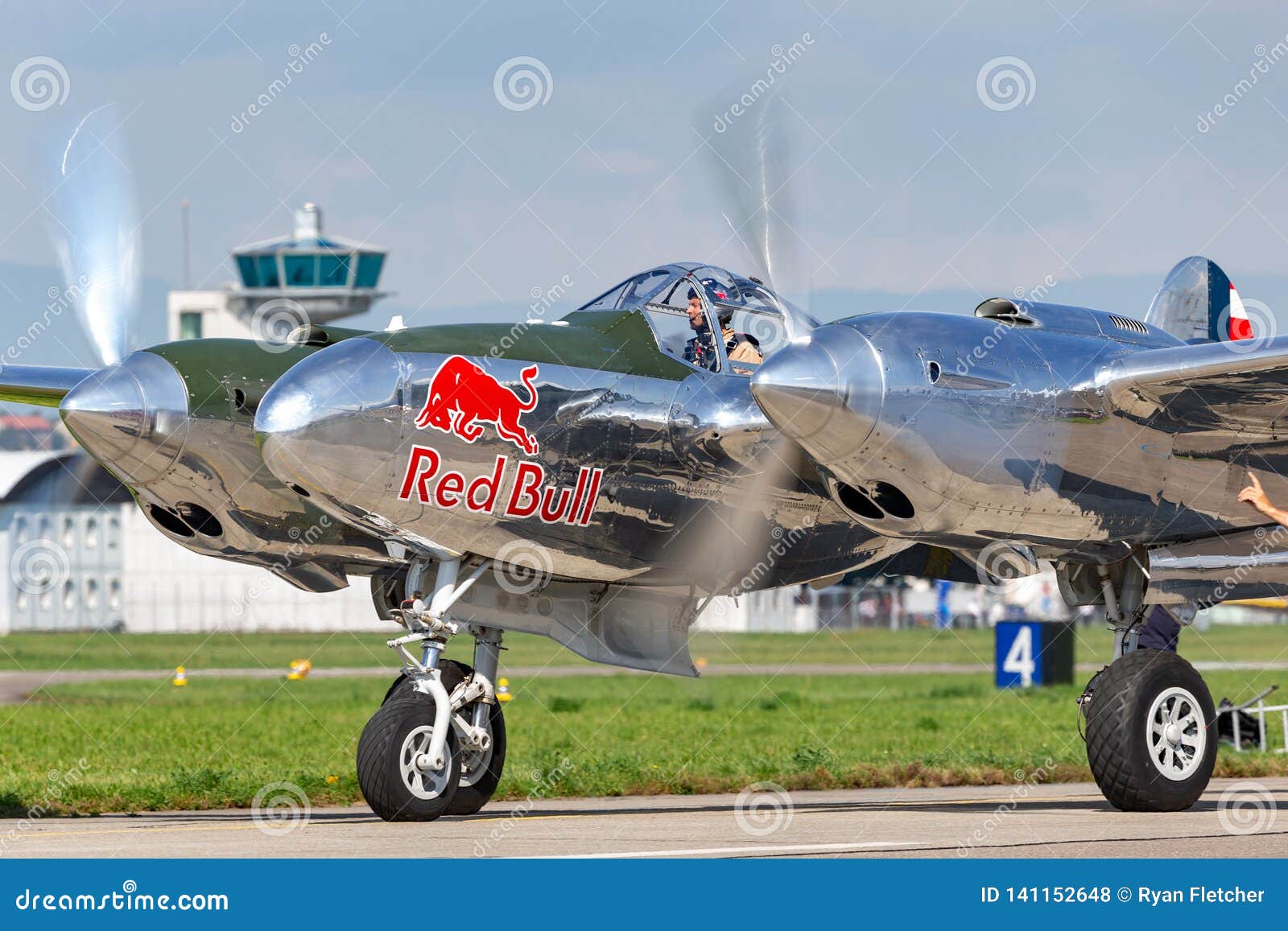 Aviones De Combate De La Segunda Guerra Mundial Del Relámpago De Lockheed  P-38 Actuados Por La Colección De Los Toros Que Vuela Foto de archivo  editorial - Imagen de aire, segundo: 141152648