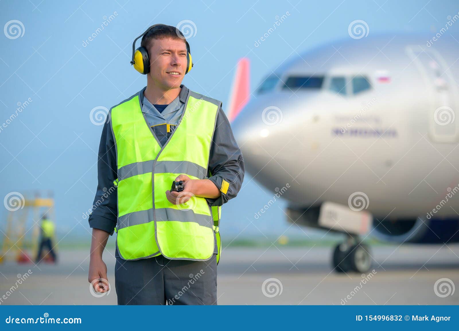Avião masculino dos aviões da manutenção do homem do trabalhador do aeroporto. Aviação masculina do serviço do avião dos aviões da manutenção do homem do trabalhador do aeroporto