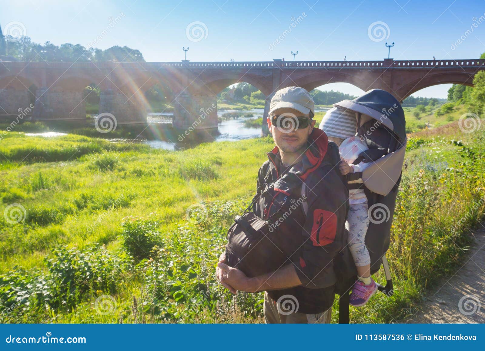 Avla med hans barn, i en resande och att fotvandra för ryggsäck i sommarafton