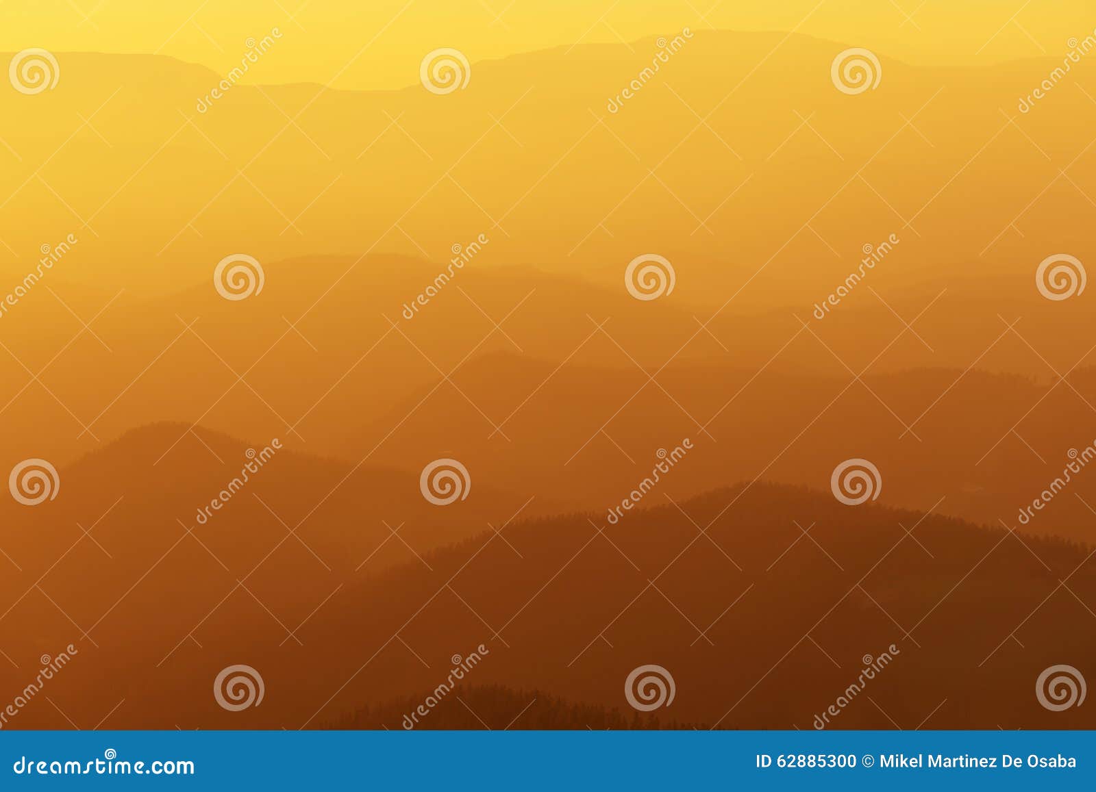 Avlägsna berg på solnedgången med varma färger