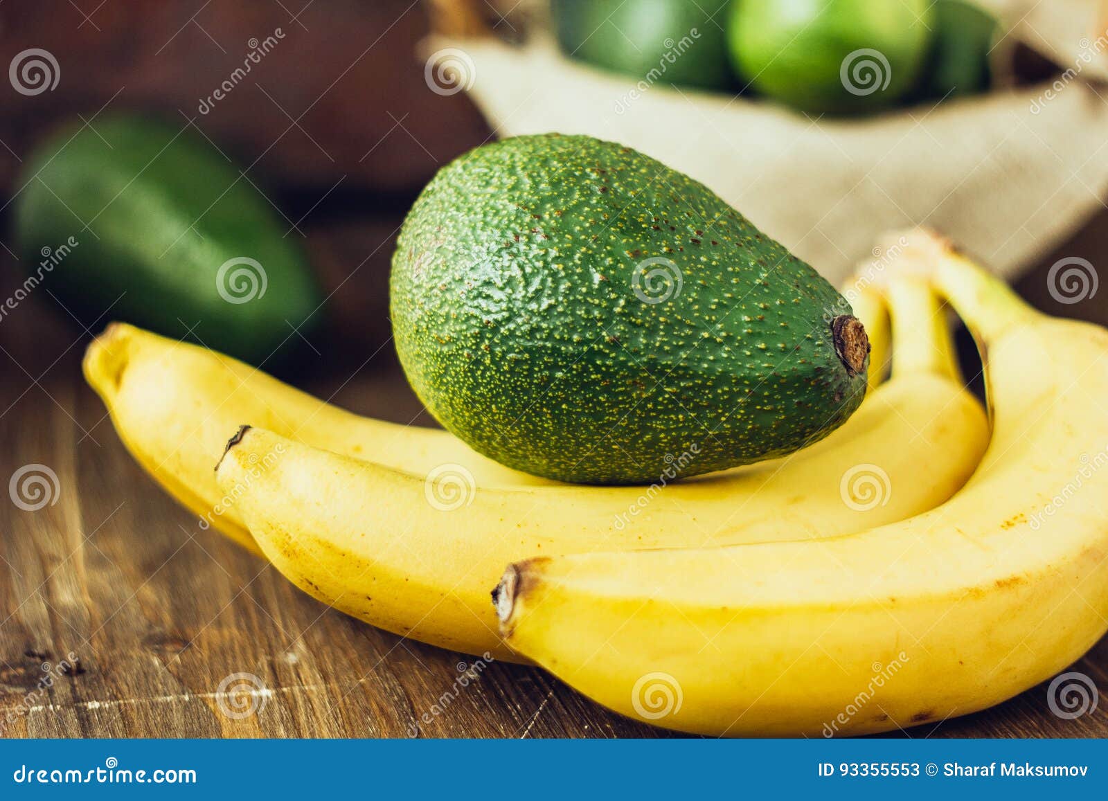 Alternatief Altaar Bevestigen aan Avocado En Banaan Over Bruine Houten Achtergrond Stock Afbeelding - Image  of heerlijk, banaan: 93355553