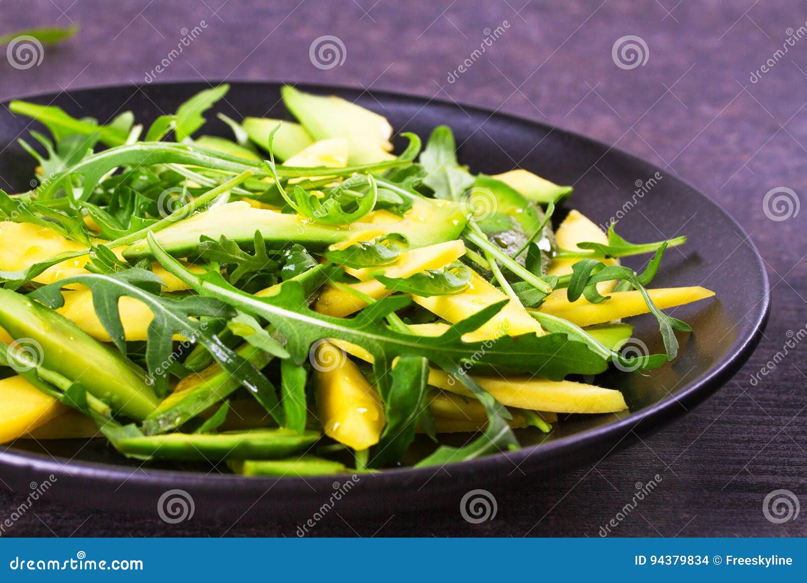 Avocado, Mango, Rote Traube Und Arugulasalat Auf Schwarzblech Stockfoto ... Avocado, Mango, Rote Traube Und Arugulasalat Auf Schwarzblech Stockfoto ...
