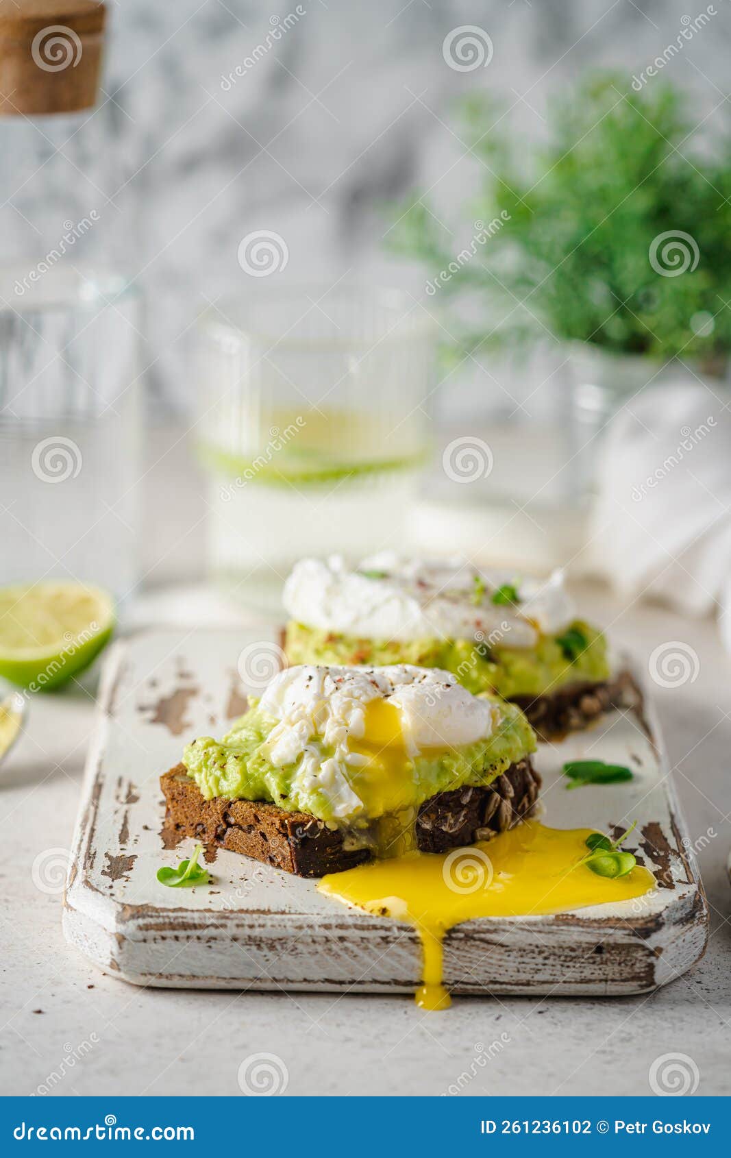Avocado Toast with Poached Egg Stock Photo - Image of slice, yolk