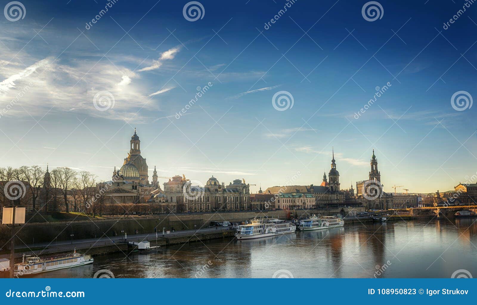 Avondmening van Dresden, Duitsland, December 2017. Avondmening van de oude gebouwen van Dresden langs de rivier van Elba