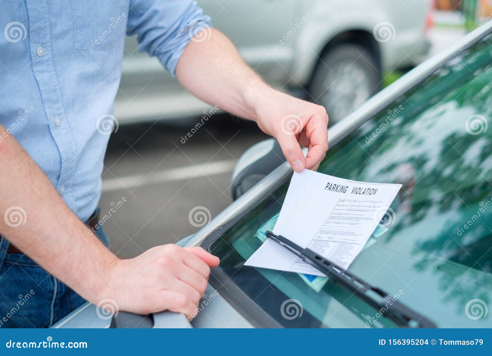 Avviso Di Violazione Del Biglietto Di Parcheggio Posto Sotto Tergicristallo  Fotografia Stock - Immagine di pagamento, applicazione: 156395204