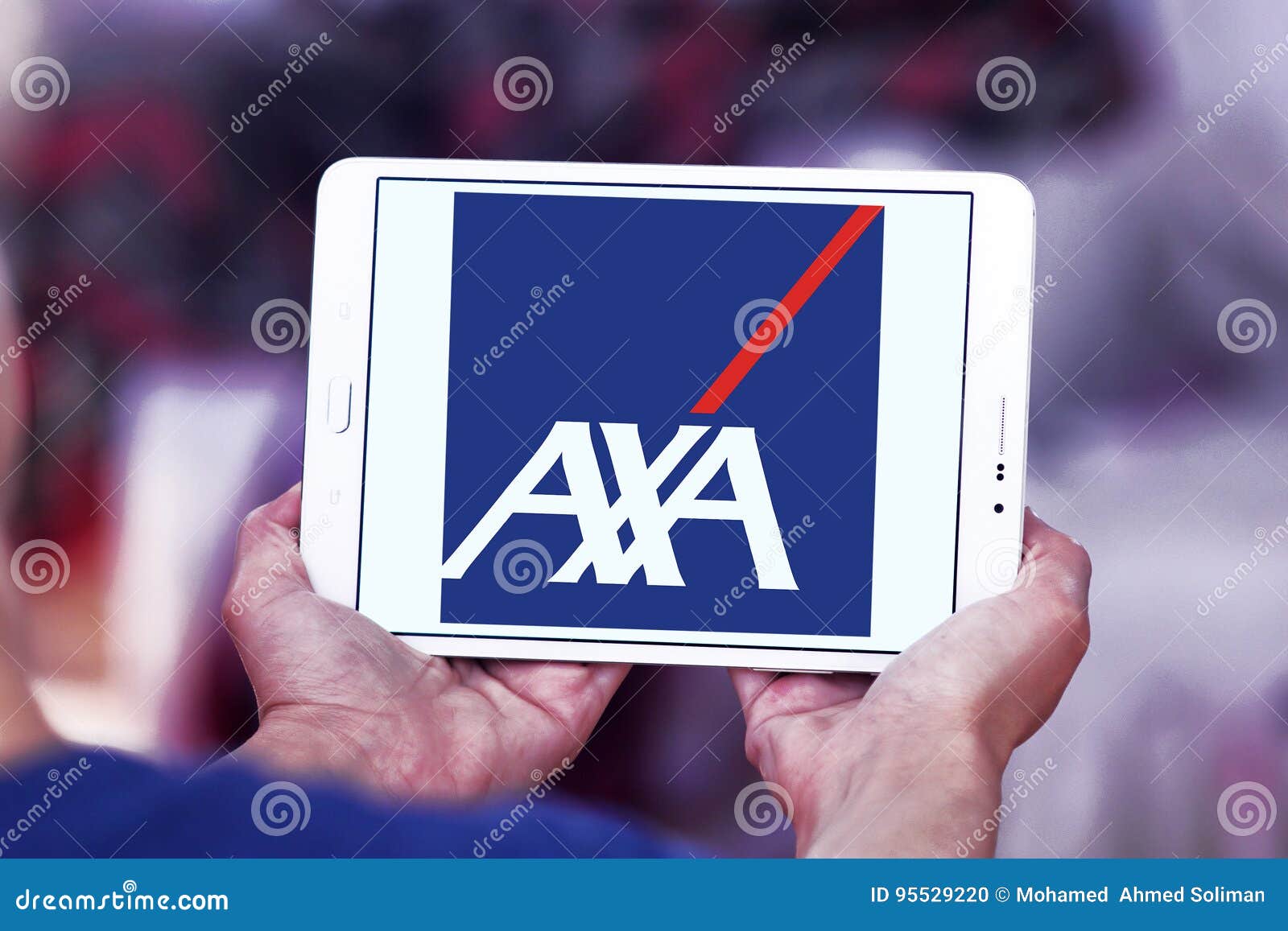 Axa-verzekeringsembleem. Embleem van de verzekeringsmaatschappij van AXA op de tablet van Samsung