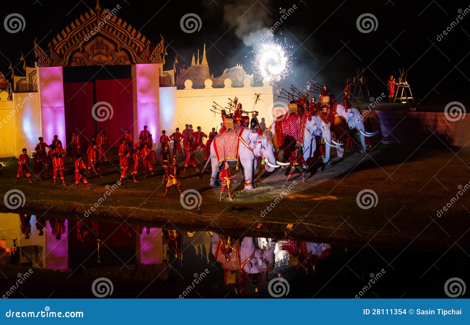 Ayutthaya Ligth u. solide Darstellung 2012. Ayutthaya, Thailand - 7. Dezember - 16,2012: Ayutthayaleuchte-u. -ton-Darstellung und thailändisches historisches verantwortliches Festival.