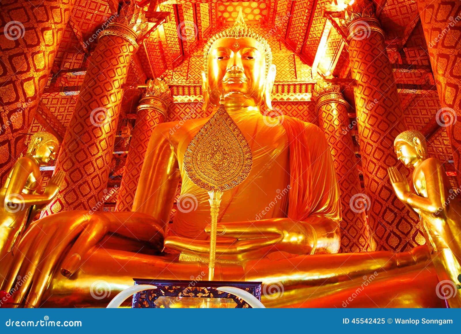 AYUTTHAYA-THAILAND-: Fördärvar av kloster, fördärvar av det gamla pet. AYUTTHAYA-THAILAND-: Fördärvar av kloster, fördärvar av den gamla pagoden, Buddhastatyn & området i den gamla templet, det Ayutthaya landskapet, Thailand