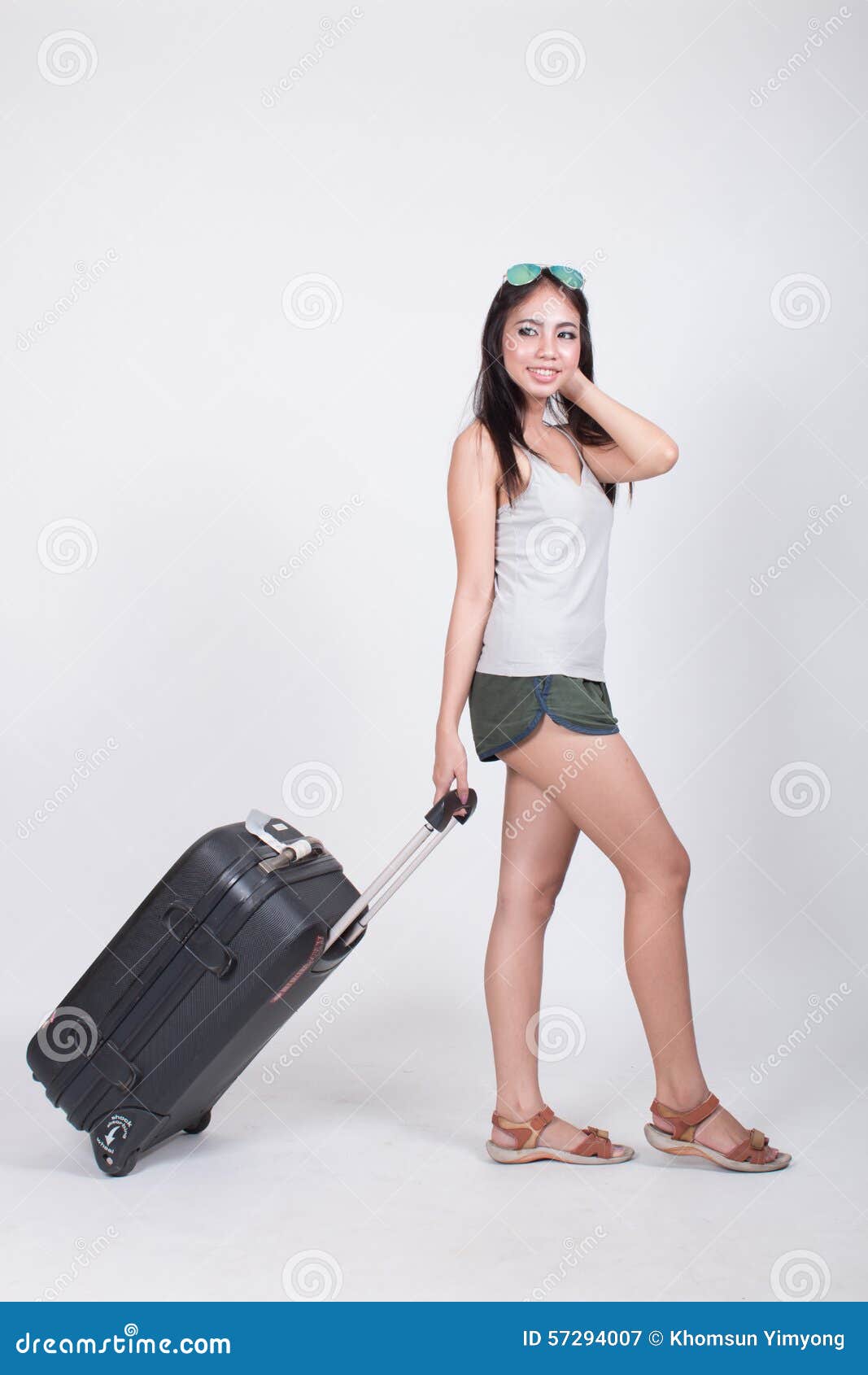 Aziatisch meisje in reisconcept. Het concept van de reisvakantie Jonge Aziatische vrouw in reis, meisje met de zak van de kofferbagage