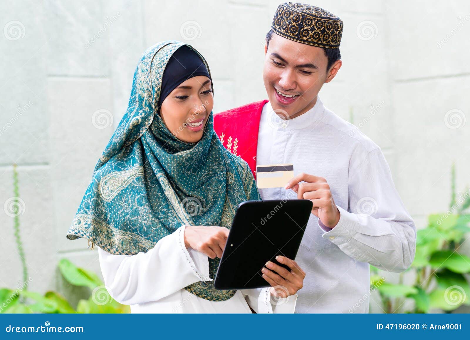 Азия мусульмане. Азиатские мусульмане. Muslim man. Muslim woman shopping.