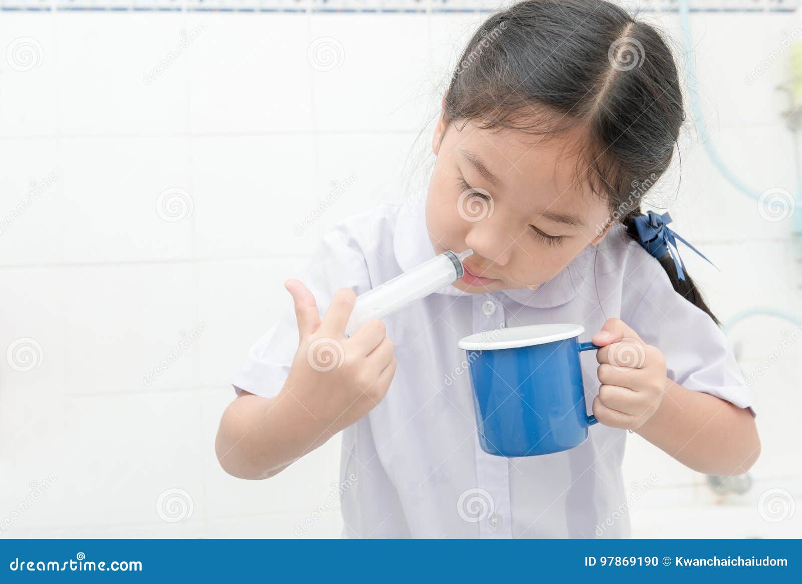 Aziatisch Studentenmeisje Die Haar Neus Spoelen Met Spuit En Zout Stock  Foto - Image Of Zorg, Gezondheid: 97869190