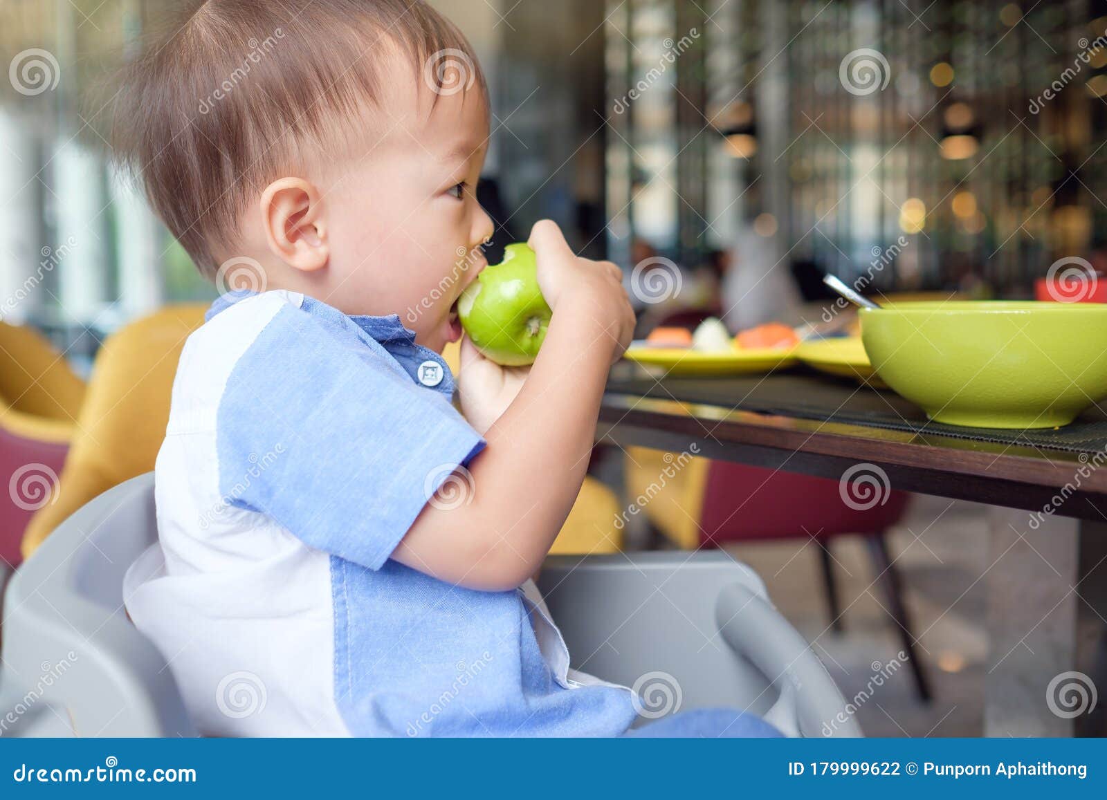 Aziatische 30 Maanden / 2 Jaar Oude Peuter-baby-kind, Zit Op Vast, Bijt, Eet Een Ongeëvenaarde Groene Appel Per Ja Stock Foto - of beet, hoog: 179999622