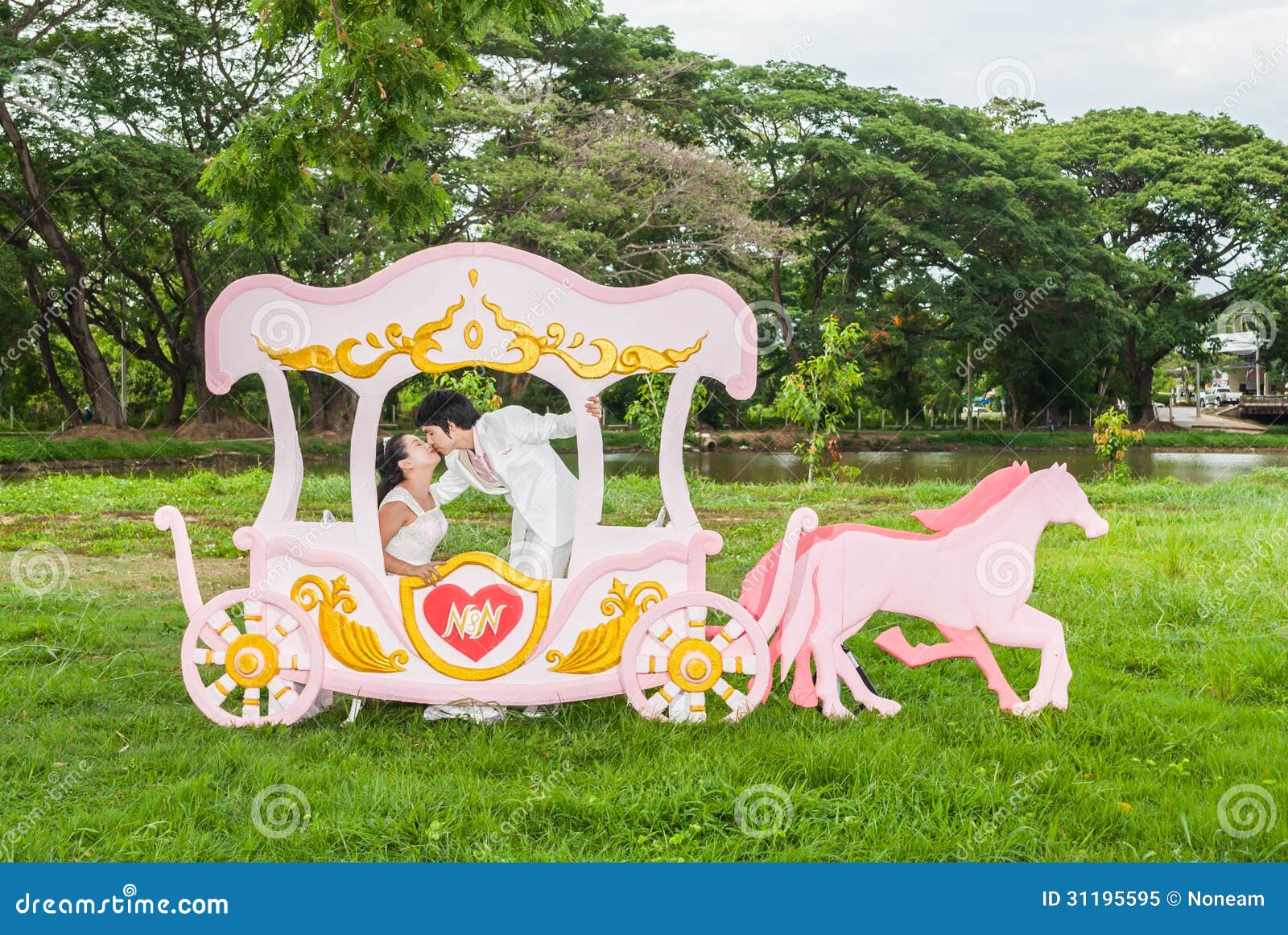 Azjatycki Tajlandzki Bridal całowanie w miłość frachcie. Azjatycki Tajlandzki bridal całuje w romantycznym frachcie z miłość tematem jako Princess i książe.