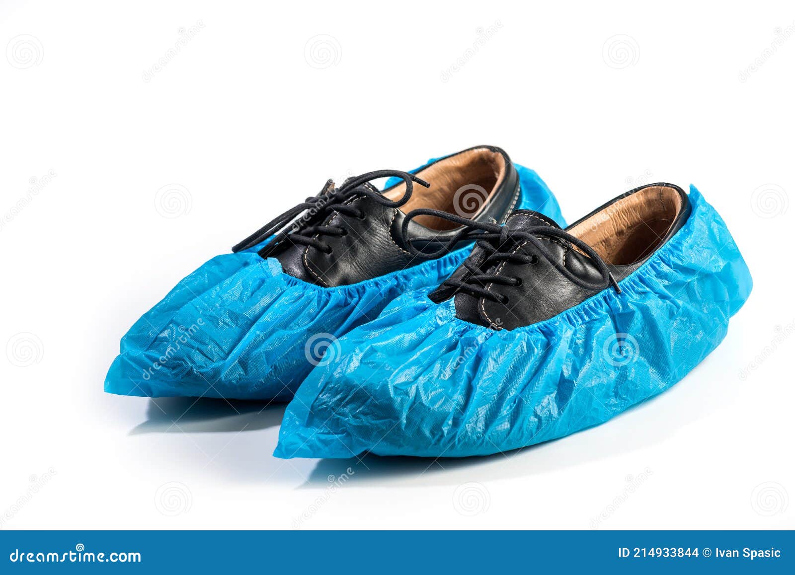 Azul Plástico Protector Zapato Cubre En Zapatos Negros Foto de archivo -  Imagen de hospital, polietileno: 214933844