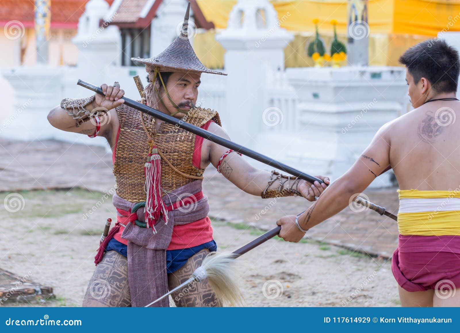 Ação de combate do swordsmanship antigo tailandês do guerreiro com a arma da espada e da lança na cultura do norte de Lanna e mostra de artes no 14 de janeiro de 2017 Lampang Tailândia