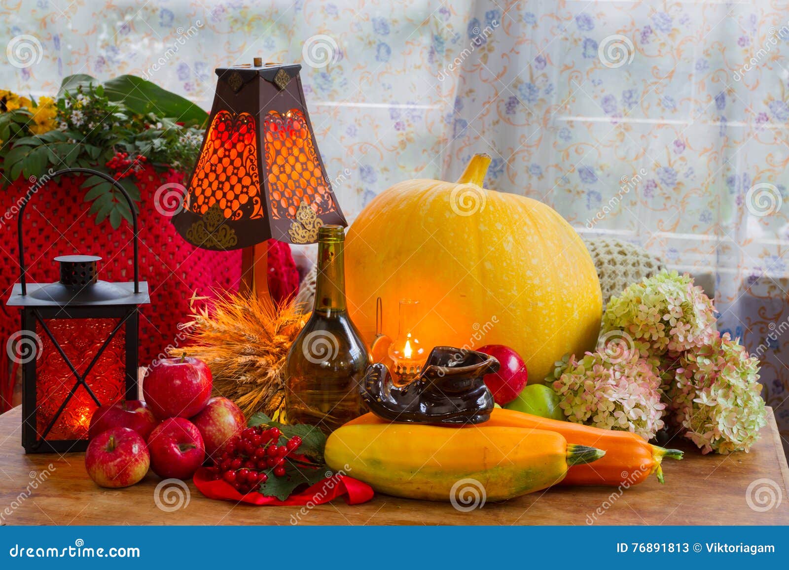 Ação de graças - um feriado da família, ainda vida com vegetais e frutos do outono, vintage A foto ensolarada e confortável em casa, agradece ao deus