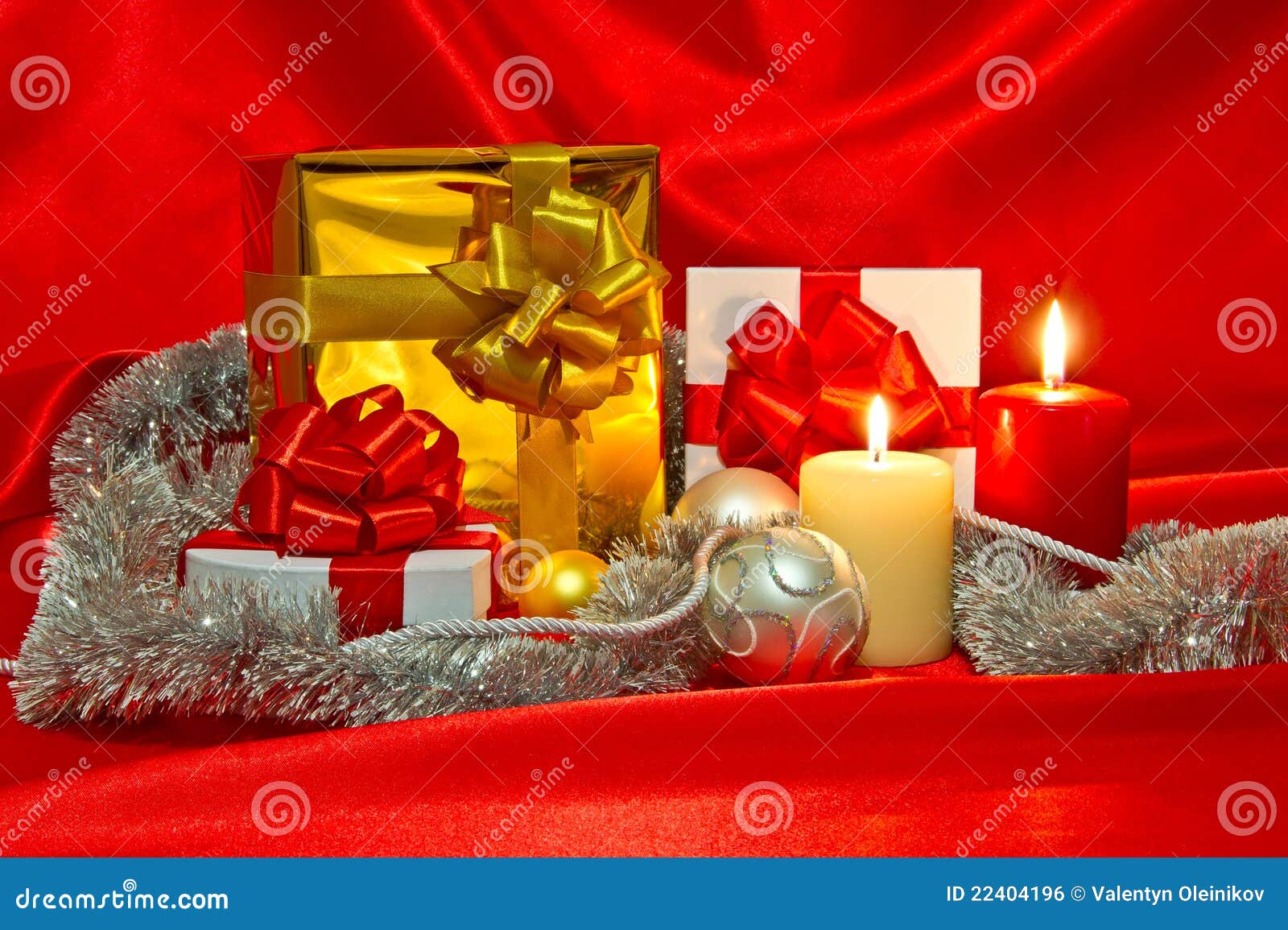 Año Nuevo, todavía de la Navidad vida. Vida del Año Nuevo (la Navidad) aún con los rectángulos de regalo, dos velas, satén rojo y decoraciones del Navidad-árbol