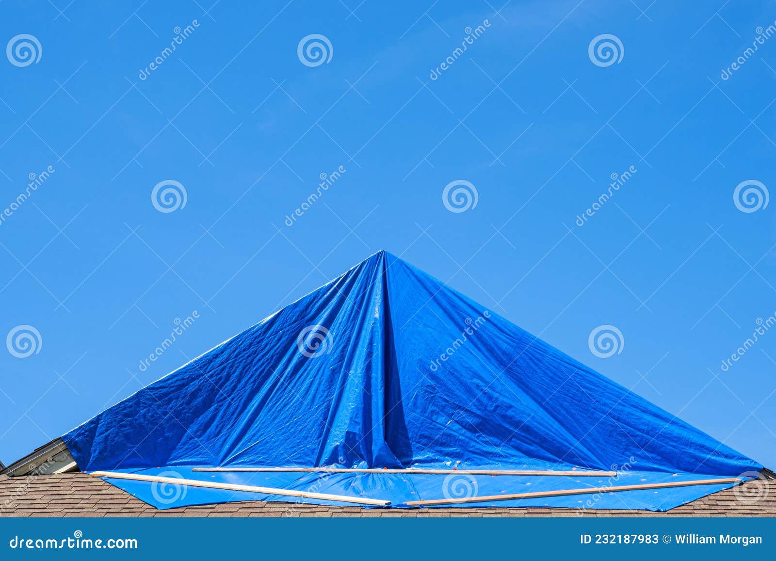 Bâche Bleue Protège Toit Endommagé Par L'ouragan Image stock - Image du  choc, fuite: 232187983