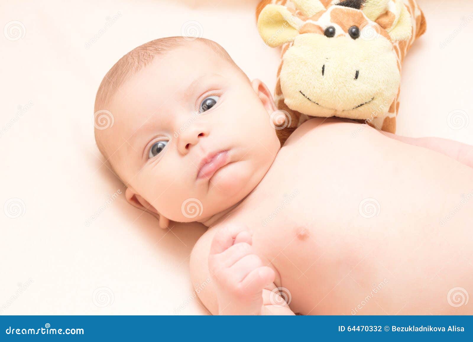 Bébé étonné 2 Mois Avec Le Jouet Photo stock - Image du nourrisson