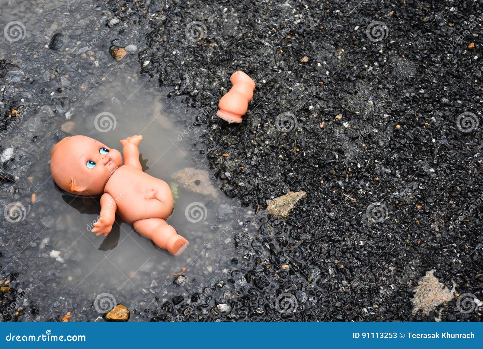 Bebe Abandonne La Poupee Dans L Eau Sur La Route Concept Pour L Emotion Triste Thriller Est Partie Image Stock Image Du Parti Fonce
