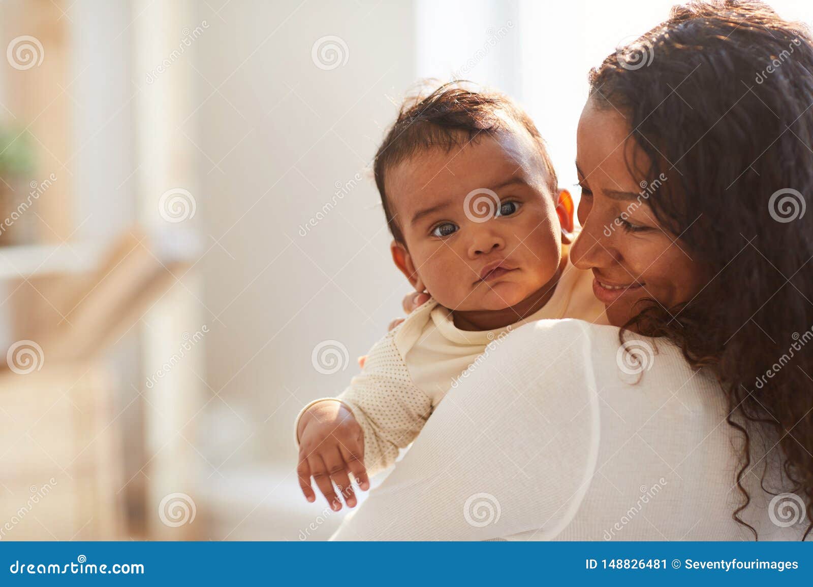 Bebe Africain De Sourire De Participation De Maman Image Stock Image Du Africain Cheri