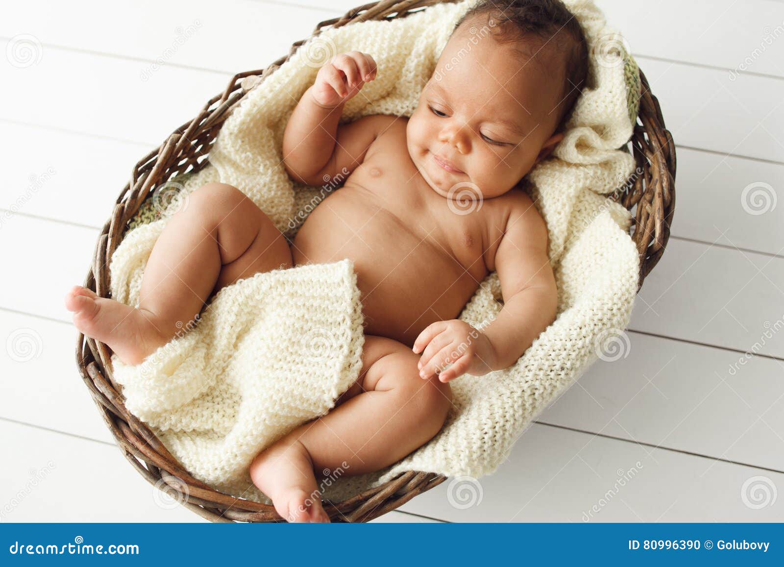 Bébé Africain Nouveau-né Dans Le Panier En Osier, Configuration Plate Photo  stock - Image du enfance, heureux: 80996390