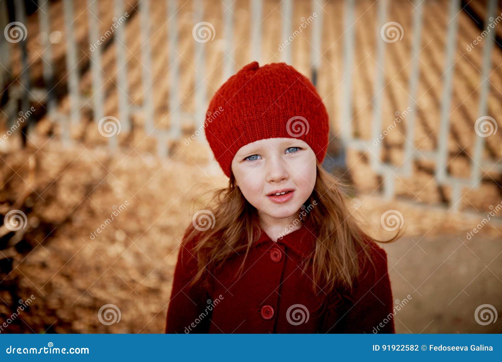Bebe 3 Ans Avec De Longs Cheveux Dans Des Supports D Un Beret Rouge Et De Manteau Sur La Rue Au Soleil Pres De La Barriere Photo Stock Image Du Metal Bonheur