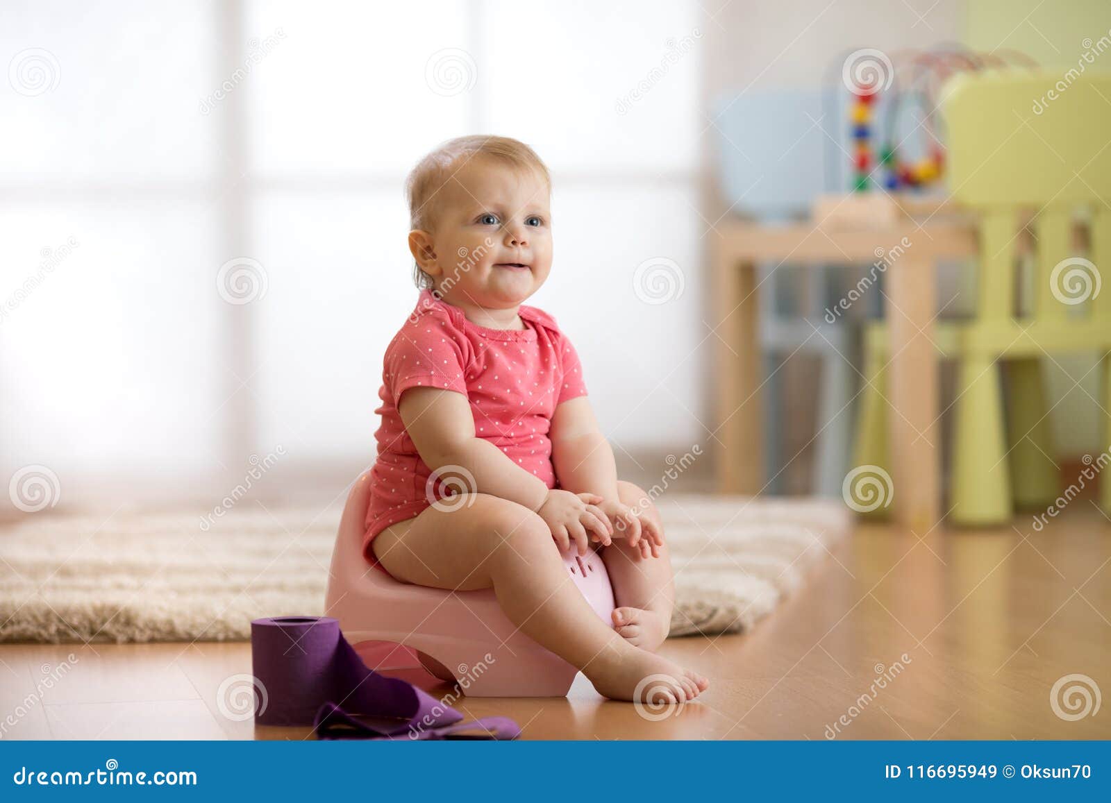 Bebe Apprenant Comment Utiliser Le Pot De Chambre Image Stock Image Du Sain Accoutumez Bebe Apprenant Comment Utiliser Le Pot De Chambre Image Stock Image Du Sain Accoutumez