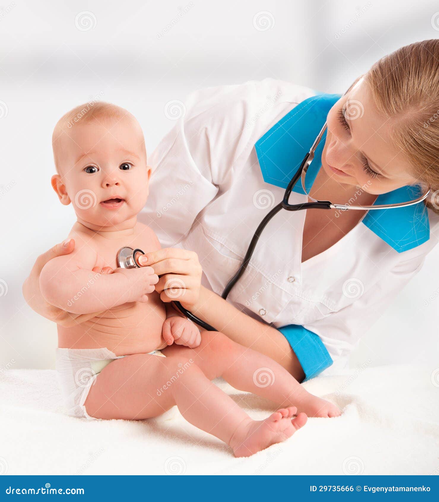 Enfant Sur Des Mains Au Docteur Image stock - Image du médical