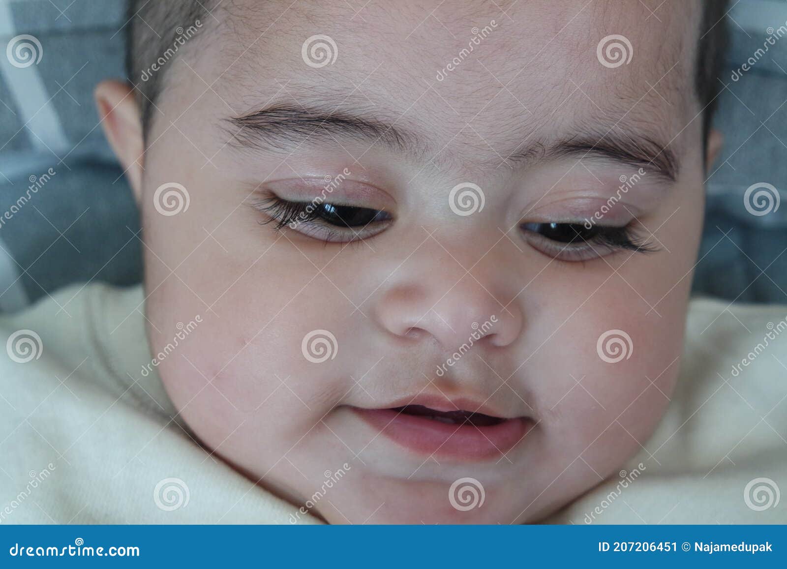 Bebe Avec De Grands Yeux De Beau Visage Et Geste Mignon De Visage Image Stock Image Du Retablissement Yeux Bebe Avec De Grands Yeux De Beau Visage Et Geste Mignon De Visage Image Stock Image Du Retablissement Yeux