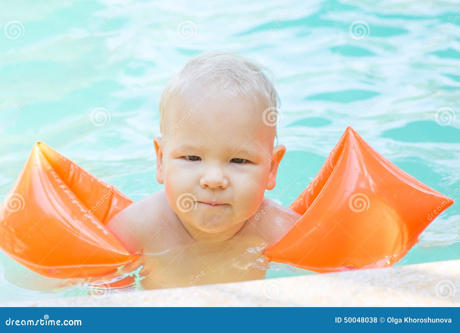 Bebe Avec Des Brassards Photo Stock Image Du Actif Bandes