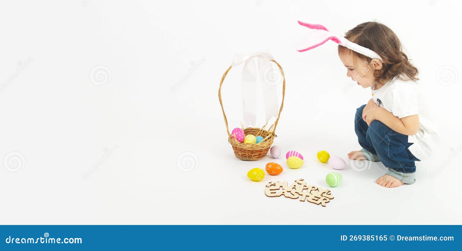 Bébé Avec Des Oreilles De Lapin De Pâques Et Des Oeufs Colorés Le