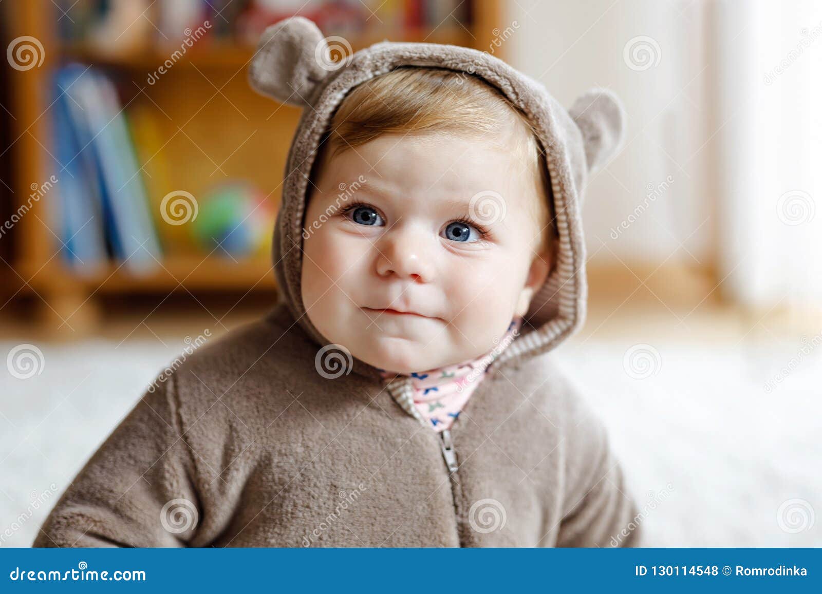 Bébé Avec Des Yeux Bleus Portant Lhiver Dours Brun Overal