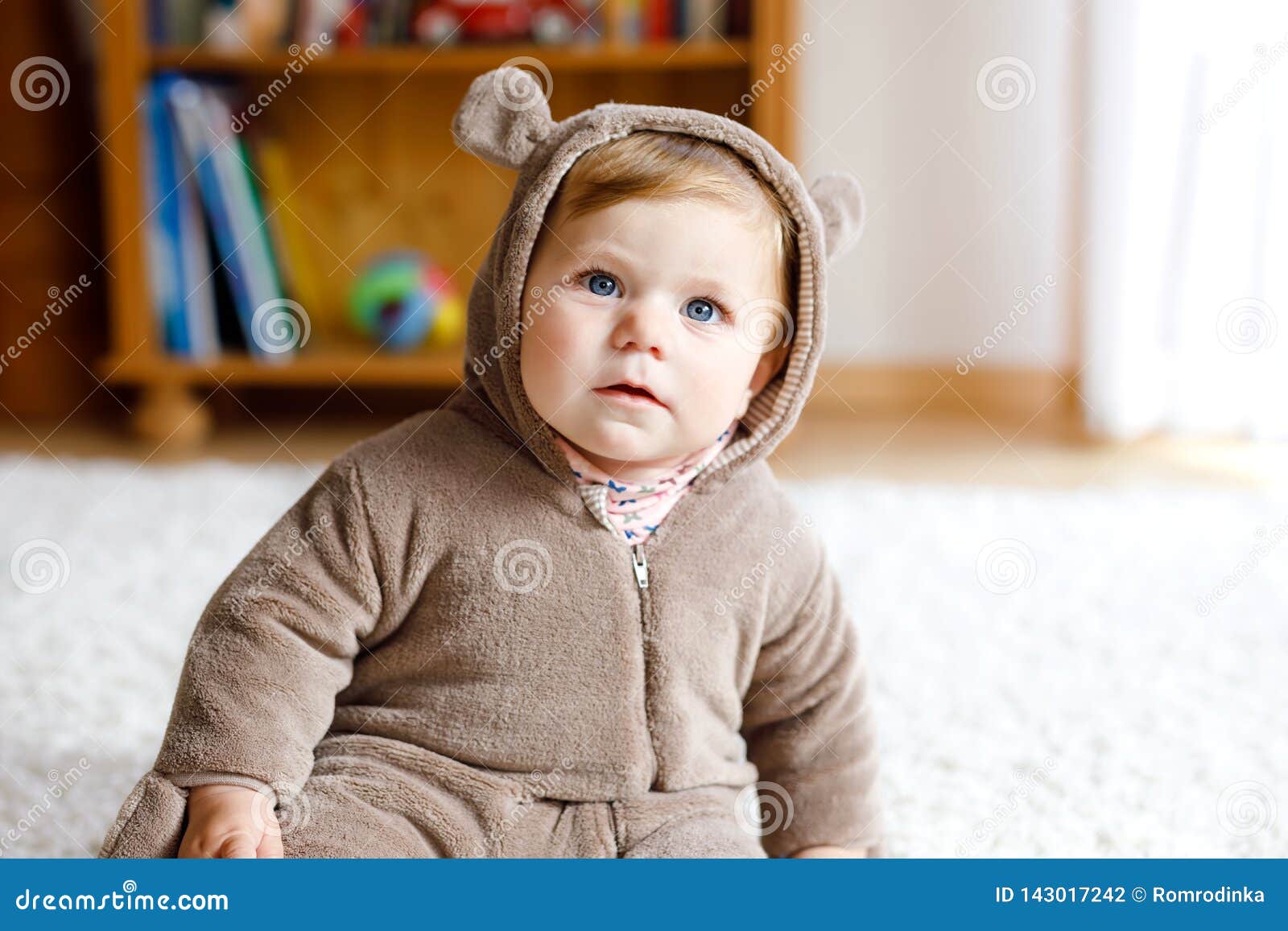 Bébé Avec Des Yeux Bleus Portant Lhiver Dours Brun Overal