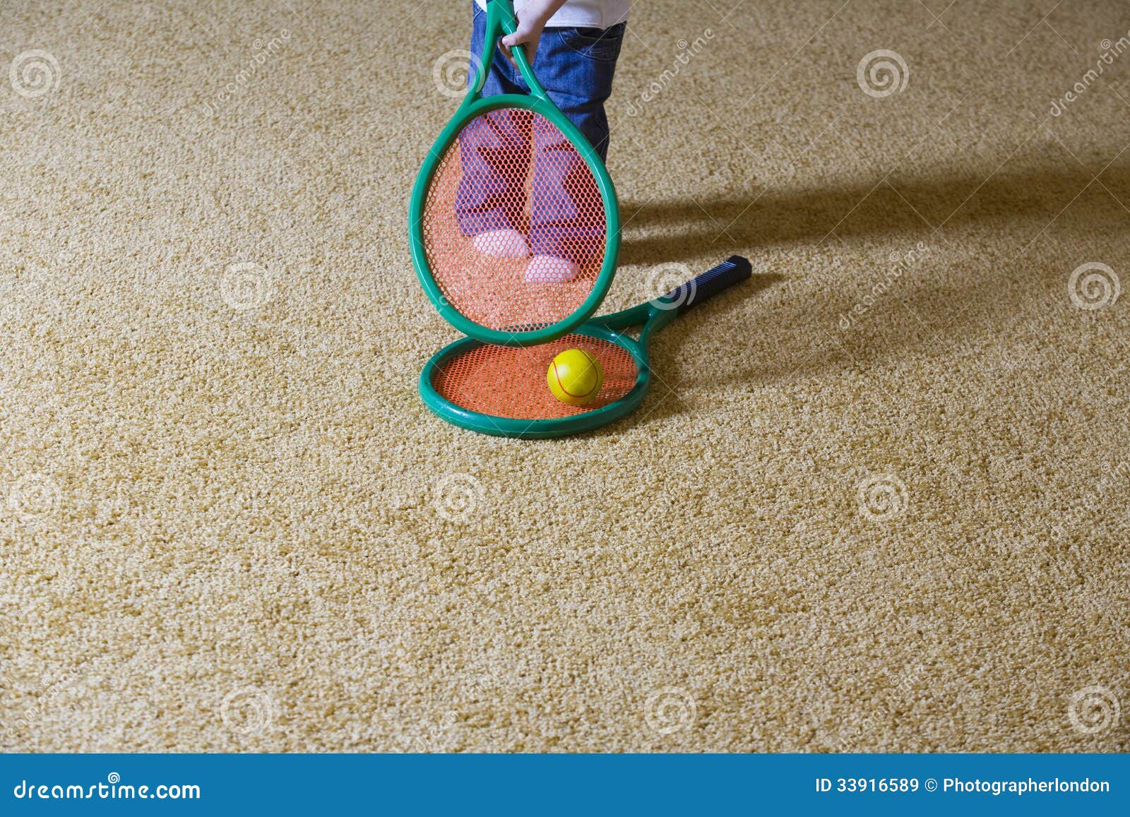 Bebe Avec La Raquette De Tennis Image Stock Image Du Plancher Enfants Bebe Avec La Raquette De Tennis Image Stock Image Du Plancher Enfants