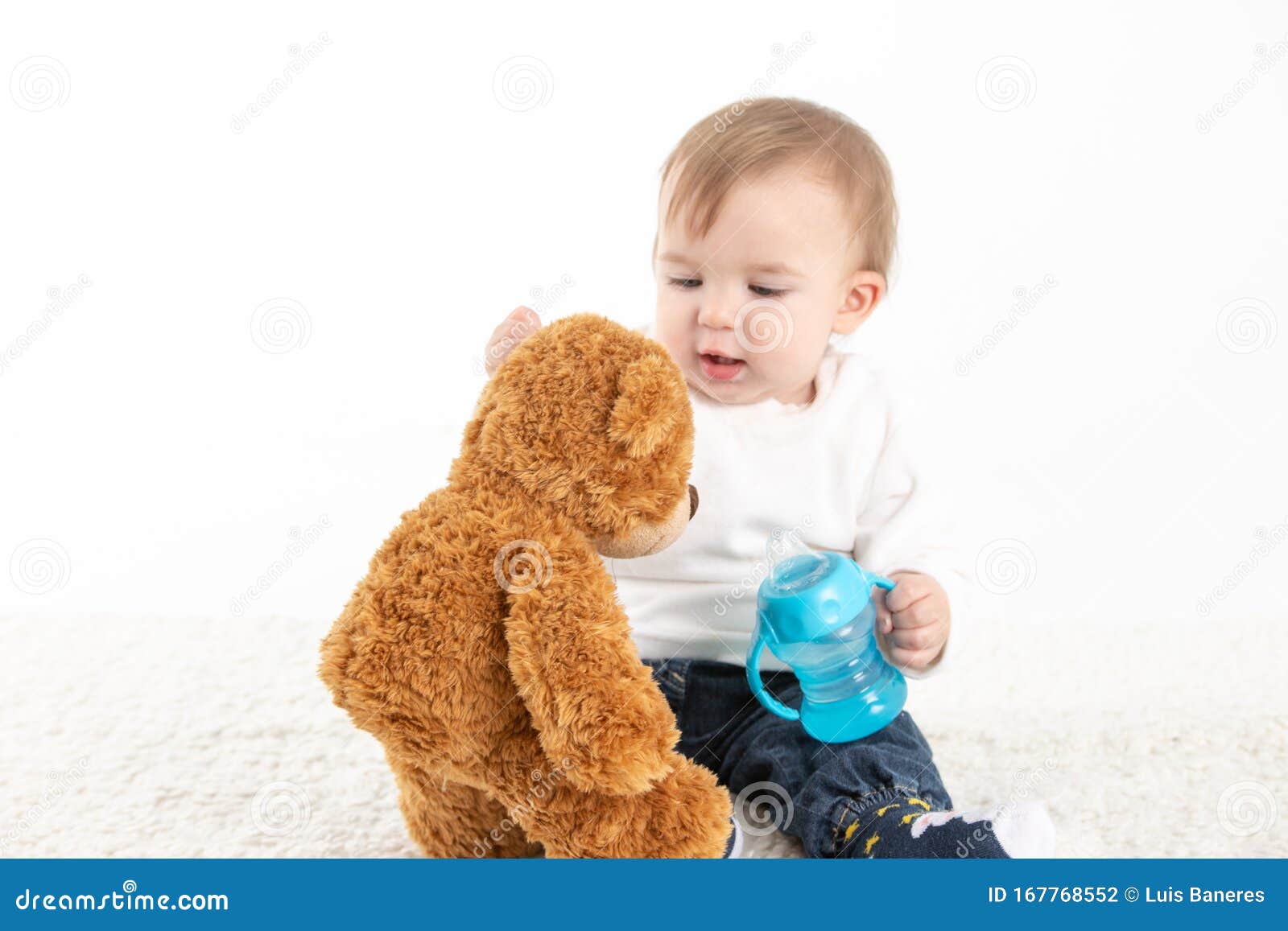 Bebe Avec Une Cantine Avec Des Poignees Et D Un Ours En Peluche Photo Stock Image Du Gosse Ergonomique