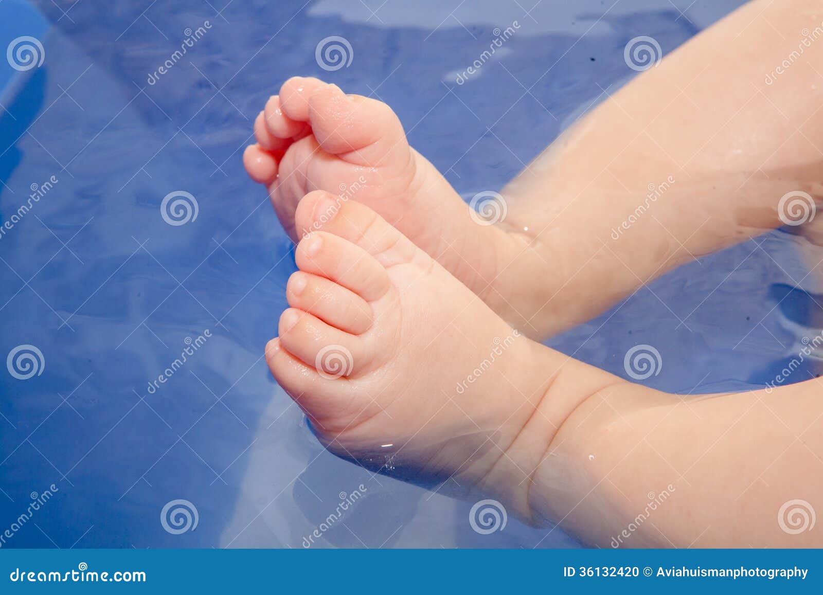 Bebe Dans L Eau Petits Pieds Photo Stock Image Du Cheri Baignoire