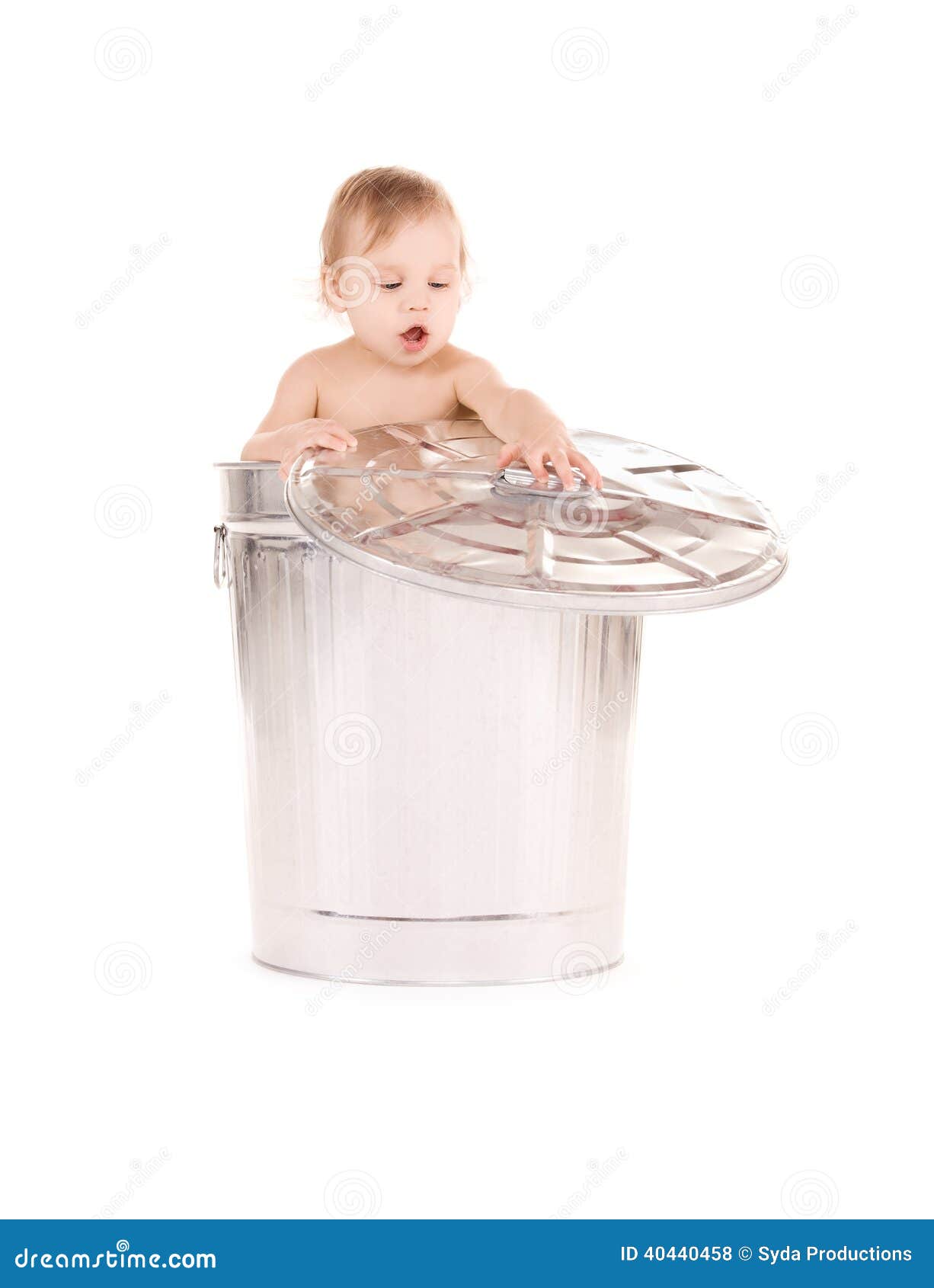Bébé dans la poubelle photo stock. Image du heureux, disposition - 40440458