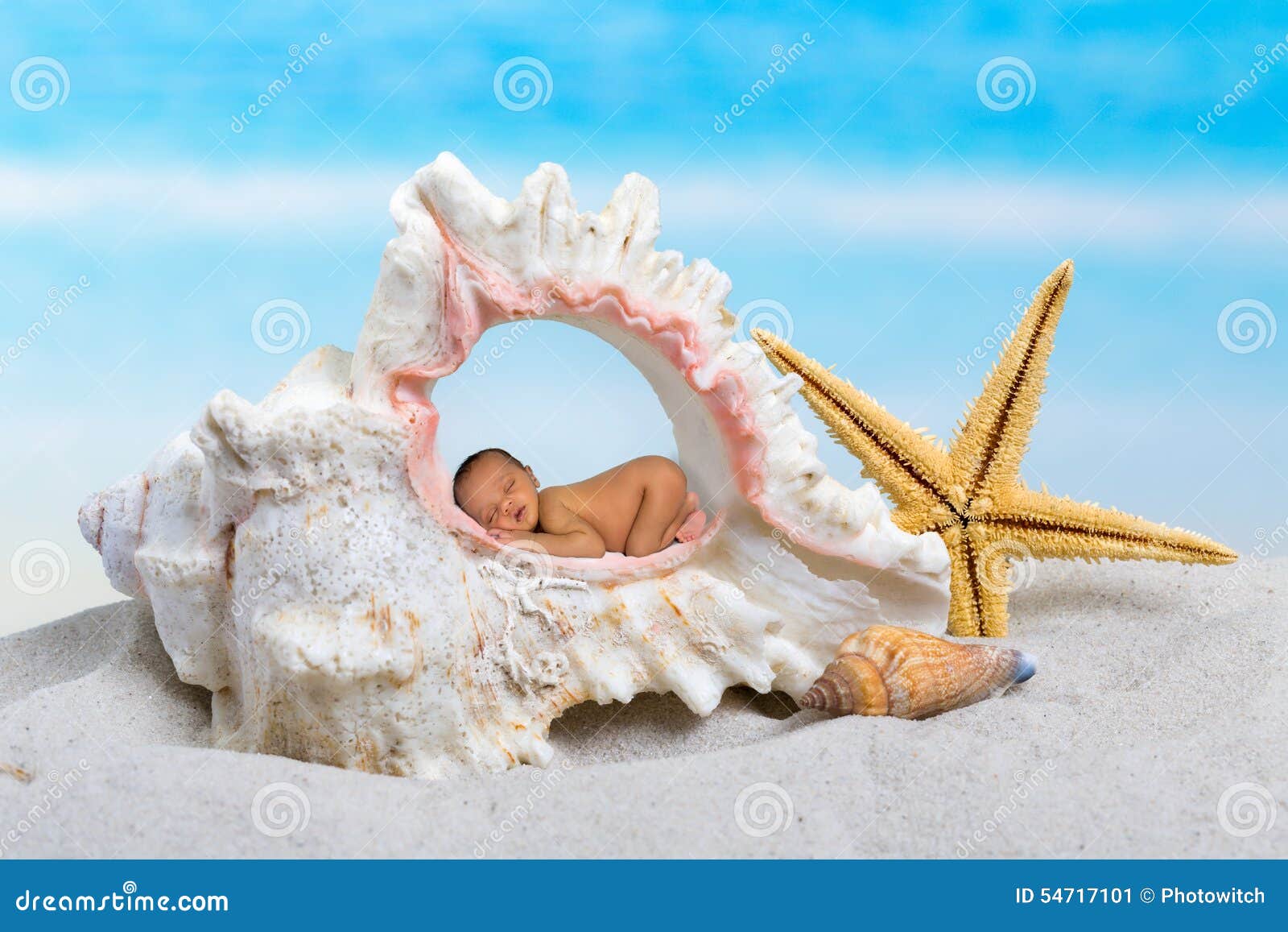 Le Bébé Garçon Nouveau-né, Dormant Paisiblement Dans Le Panier, S'est  Habillé Dans Le Knit Photo stock - Image du trouble, nourrisson: 98801342