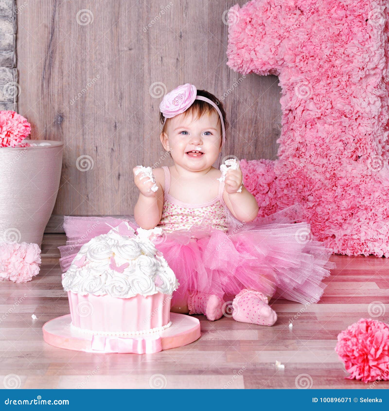 Bébé Fille 1 An Célébrant Son Premier Anniversaire Dans La Chambre. Manger  Du Gâteau. Décoration D'anniversaire. Enfance. Banque D'Images et Photos  Libres De Droits. Image 90439406