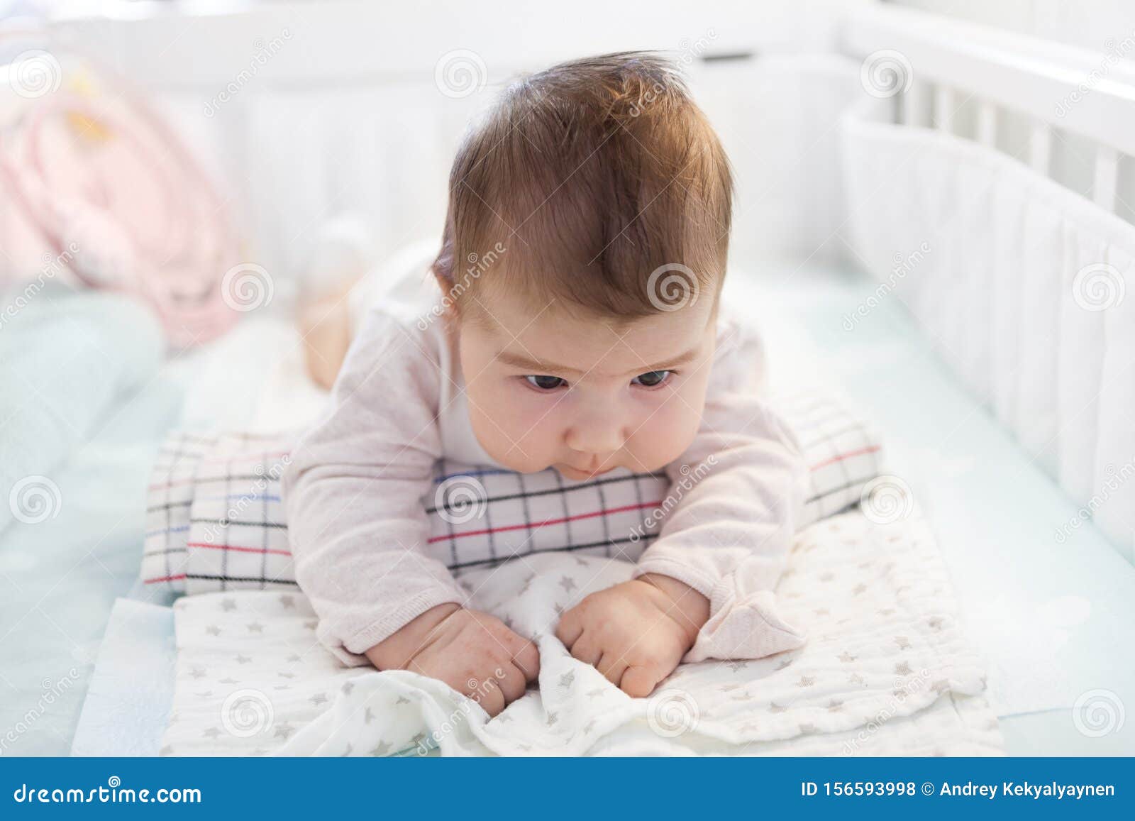 Bebe De Deux Mois Essayant De Tenir La Tete Penchee Sur La Serviette Roulee Allonge Dans Le Lit Photo Stock Image Du Heureux Porte