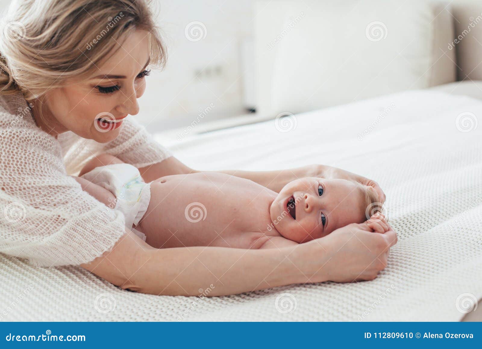 Bebe De Bebe De 2 Mois Avec La Maman Photo Stock Image Du Accouchement Piece Bebe De Bebe De 2 Mois Avec La Maman Photo Stock Image Du Accouchement Piece