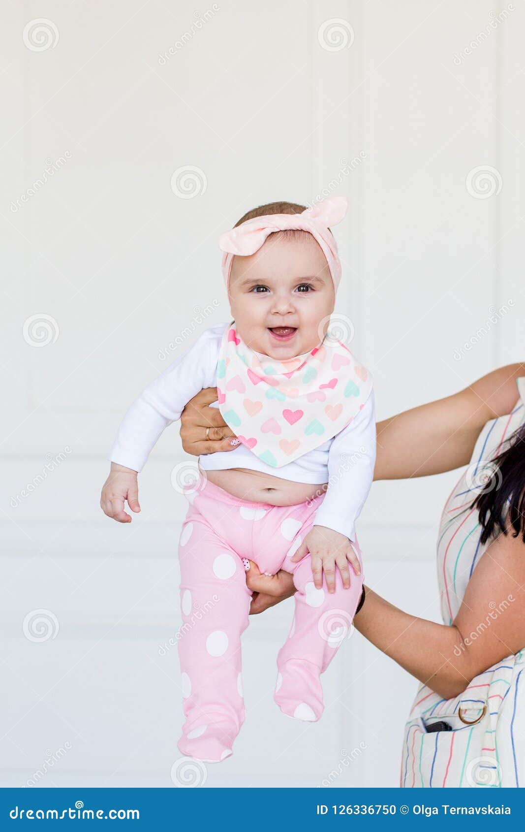 Bebe De 6 Mois Infantile De Sourire De Bebe Petite Fille Mignonne Dans Des Vetements Modernes Bebe Heureux Regardant L Appareil P Photo Stock Image Du Attrayant Sante Bebe De 6 Mois Infantile De Sourire De Bebe Petite Fille Mignonne Dans Des Vetements Modernes Bebe Heureux Regardant L Appareil P Photo Stock Image Du Attrayant Sante