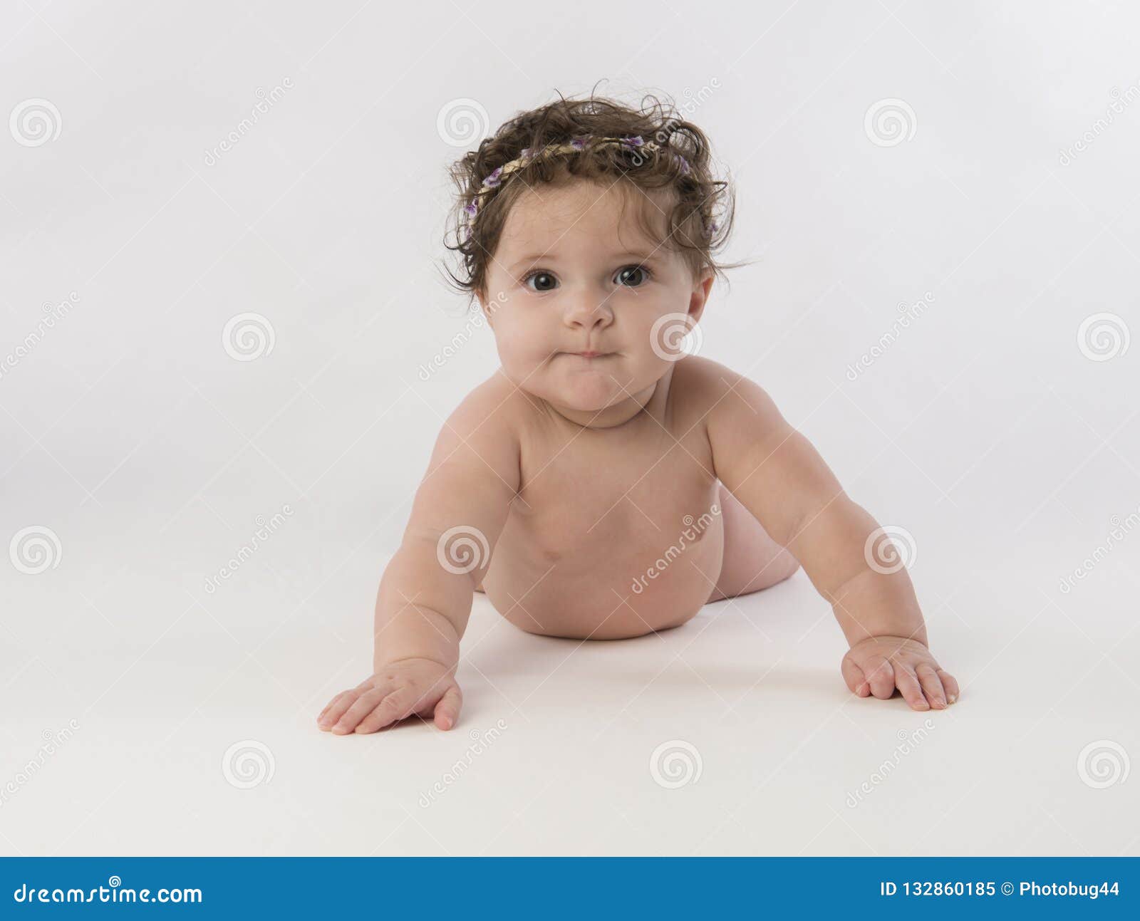 Bebe De 6 Mois De Rampement Fille De Metis Image Stock Image Du Vieux Sain