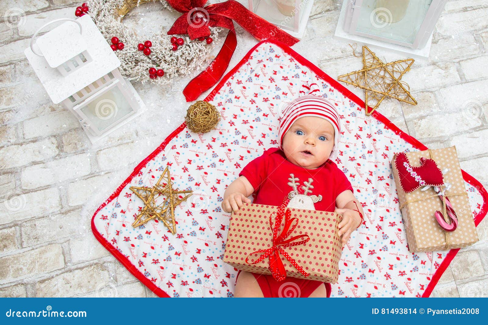 Bebe De Noel Six Mois A La Veille De Noel Photo Stock Image Du Santa Bonheur Bebe De Noel Six Mois A La Veille De Noel Photo Stock Image Du Santa Bonheur